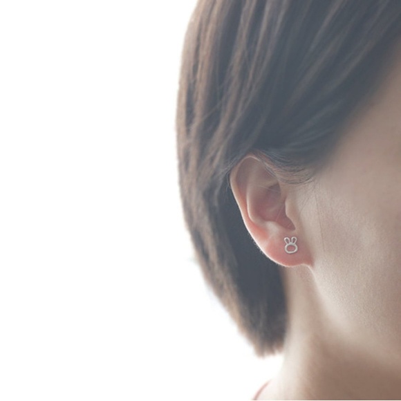 ❤️4 for $20 Sale❤️ Silver Cute bunny Earrings - Picture 3 of 3